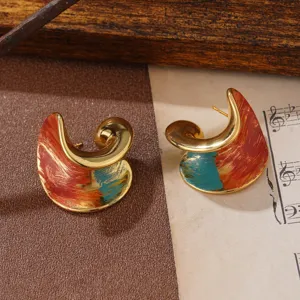 Detailansicht von kunstvollen, handbemalten französischen Ohrsteckern in Vintage-Gold