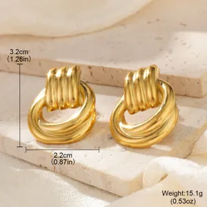 Nahaufnahme von klobigen, goldfarben gefalteten Edelstahl-Ohrringen mit Maßangaben.