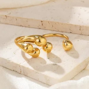Nahaufnahme eines vergoldeten, organischen, offenen Rings mit minimalistischem Design