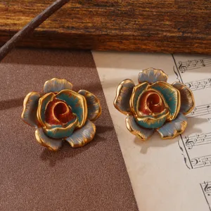 Detail der französischen handbemalten 3D-Rosenohrringe mit blaugrünem Goldfinish