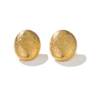 Nahaufnahme von luxuriösen goldfarbenen Edelstahlohrringen mit gehämmerter Textur.