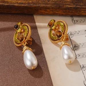 Elegante französische Vintage-Ohrringe im Hofstil mit Emaille und großen Perlen