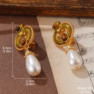 Nahaufnahme von französischen Vintage-Schlangenohrringen mit großen Tropfenperlen