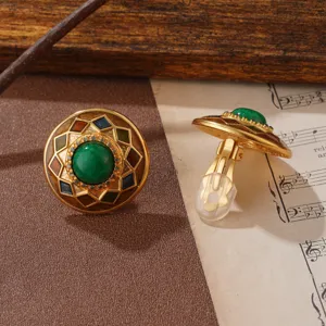 Detailansicht französischer Vintage-Emaille-Ohrclips mit grünem Cabochon-Zentrum