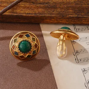 Nahaufnahme von Vintage-Clip-Ohrringen im französischen Hofstil mit grünem Stein