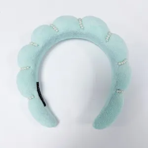 Detalle de la diadema de nube verde menta con acolchado suave y detalles de perlas