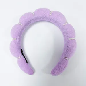 Vista detallada de la diadema de nube en esponja lavanda con adornos de perlas blancas