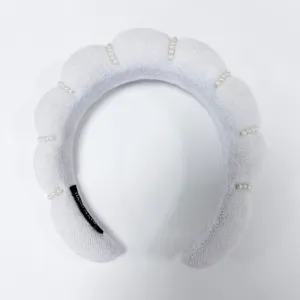 Primer plano detallado de diadema de nube acolchada blanca con elegantes perlas blancas