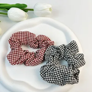 Primer plano de coleteros de algodón a cuadros rojos y negros sobre una bandeja decorativa