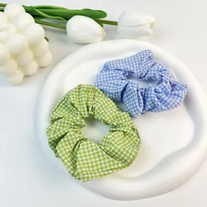 Primer plano de coleteros de algodón de cuadros azules y verdes en un plato.