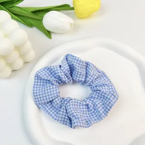 Detalle de coletero de algodón a cuadros azules y blancos con textura de tela suave