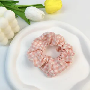 Primer plano de coletero de algodón de cuadros rosas y blancos mostrando textura y patrón.