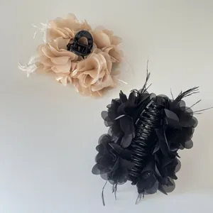 Twee stoffen bloem haarklemmen met veren in de kleuren zwart en champagne beige