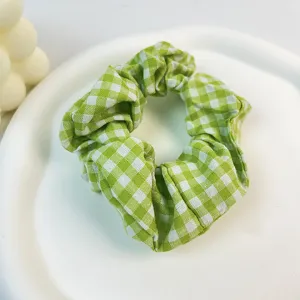 Primer plano de coletero de algodón a cuadros verdes y blancos, estilo preppy dulce