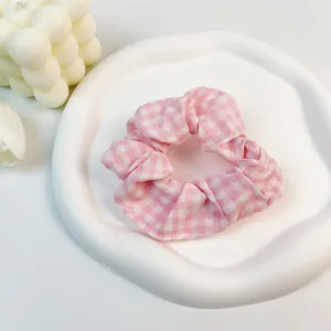 Primer plano de un coletero de algodón con cuadros rosas y blancos de estilo dulce