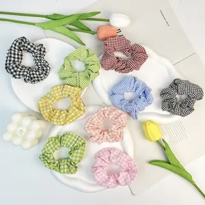 Selección de gomas de pelo de algodón a cuadros de colores en varios tonos suaves