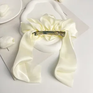 Λεπτομέρεια κλιπ μαλλιών από κρεμ σατέν με μεταλλικό μηχανισμό ελατηρίου υψηλής ποιότητας