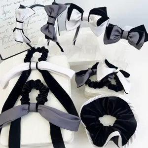Varietà di accessori per capelli in velluto e raso con eleganti fiocchi bianco e nero.