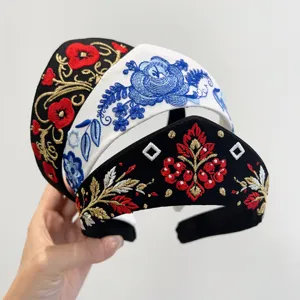 Nahaufnahme von bestickten Haarbändern im russischen Vintage-Stil mit Blumen und Vögeln
