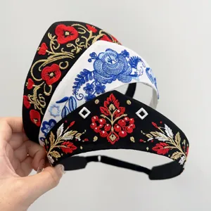 Detailansicht von drei russischen Retro-Stirnbändern mit Blumenstickerei