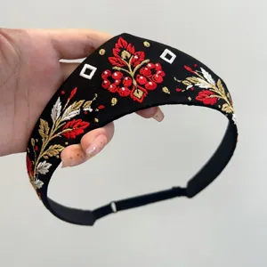 Detailansicht eines russischen bestickten Haarbands mit roten und goldenen Blumenmustern