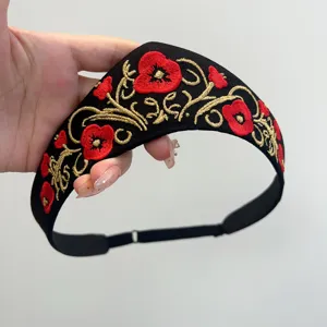 Detailansicht der russischen Blumenstickerei auf einem schwarzen verstellbaren Haarband