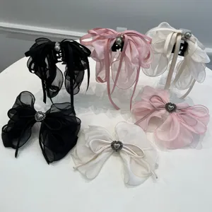 Elegantes pinzas para el pelo con lazo de malla, perlas y corazones en varios colores