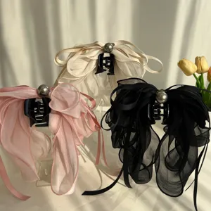 Fotografía de grupo de elegantes pinzas para el pelo con lazos de malla y perlas
