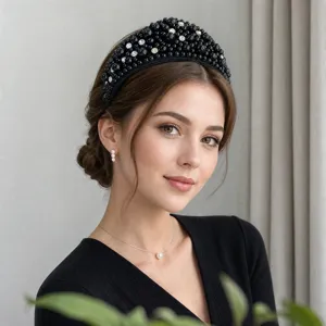 Elegante cerchietto con perle nere e strass indossato da una modella per un look vintage.