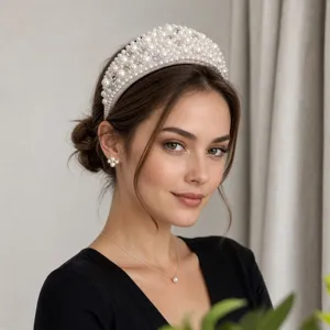 Elegante cerchietto corona con perle e strass su ritratto di modella per capelli