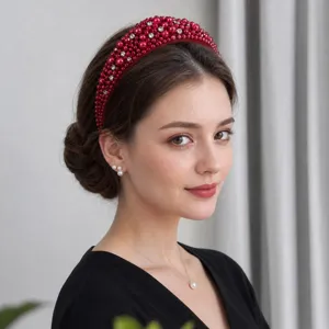 Primo piano di un elegante cerchietto con perle rosse e strass indossato da una modella