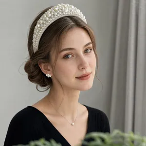 Elegante modella che indossa una fascia imbottita ricoperta di perle bianche.