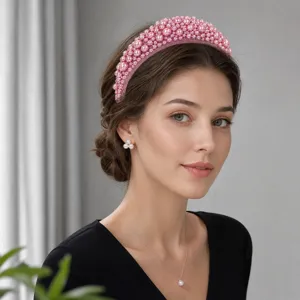 Modello con fascia retrò decorata con perle rosa per un'acconciatura elegante