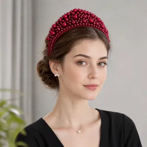 Cerchietto imbottito con perle bordeaux su una modella per un look elegante e rétro