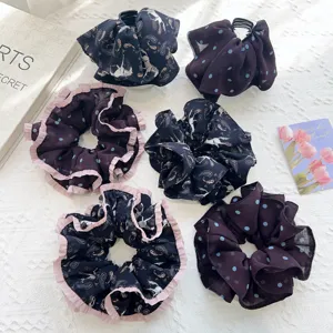 Vue détaillée des chouchous en tulle et pinces à cheveux à pois et motifs paisley