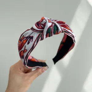 Vista detallada de una diadema de nudo bohemio con bordado étnico de estilo vintage