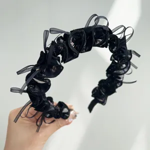 Vue détaillée de la dentelle noire complexe et du tulle froncé sur ce bandeau élégant