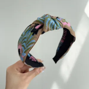 Diadema bordada de estilo bohemio con nudo de tela y vibrantes estampados étnicos chic