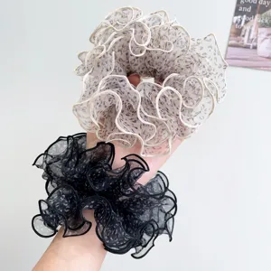 Detalle de coleteros de organza con estampado de leopardo en colores beige y negro