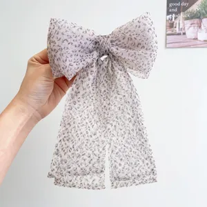 Vista detallada de un accesorio para el cabello vintage elegante con lazo de malla de leopardo