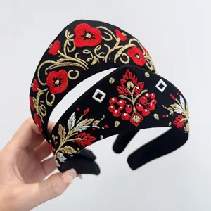 Nahaufnahme von bestickten Haarbändern im russischen Vintage-Stil mit roten Blumen