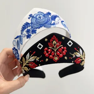 Detailaufnahme der feinen russischen Sonnenvogel-Stickerei auf Vintage-Stirnbändern.