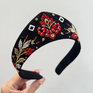 Detailansicht der Stickerei auf einem schwarzen Stirnband im russischen Vintage-Stil