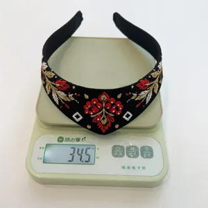 Detailansicht eines bestickten Haarreifens im russischen Vintage-Stil, Gewicht 34,5g.
