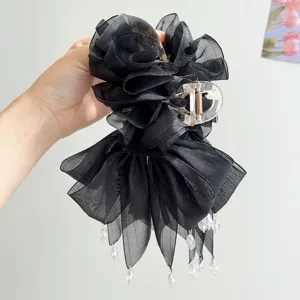 Detailansicht der schwarzen Netz-Haarklammer mit eleganten Kristall-Anhängern.