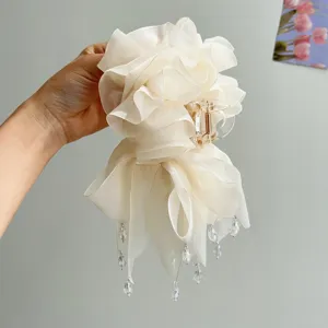 Detailansicht einer eleganten cremefarbenen Haarklammer mit Netzblume und Kristallen