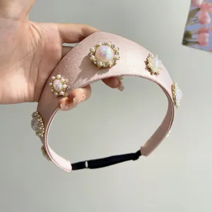 Detailansicht eines vintage rosa Satin-Haarreifs mit Perlen- und Strasssteinchen