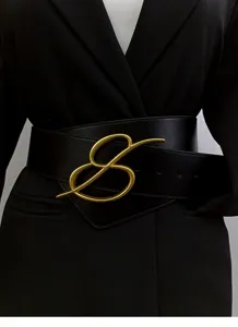 Schwarzer breiter Taillengürtel für Damen mit goldenem Metallbuchstaben, ideal für Mäntel.
