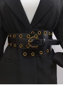 Nahaufnahme des breiten schwarzen Taillengürtels mit goldenen Ösen und Schnalle für Mäntel.