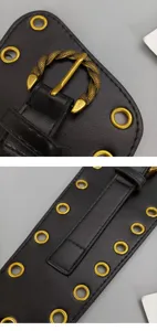 Schwarzer breiter Ledergürtel Detailansicht mit goldenen Ösen und Vintage-Schlangenschnalle.